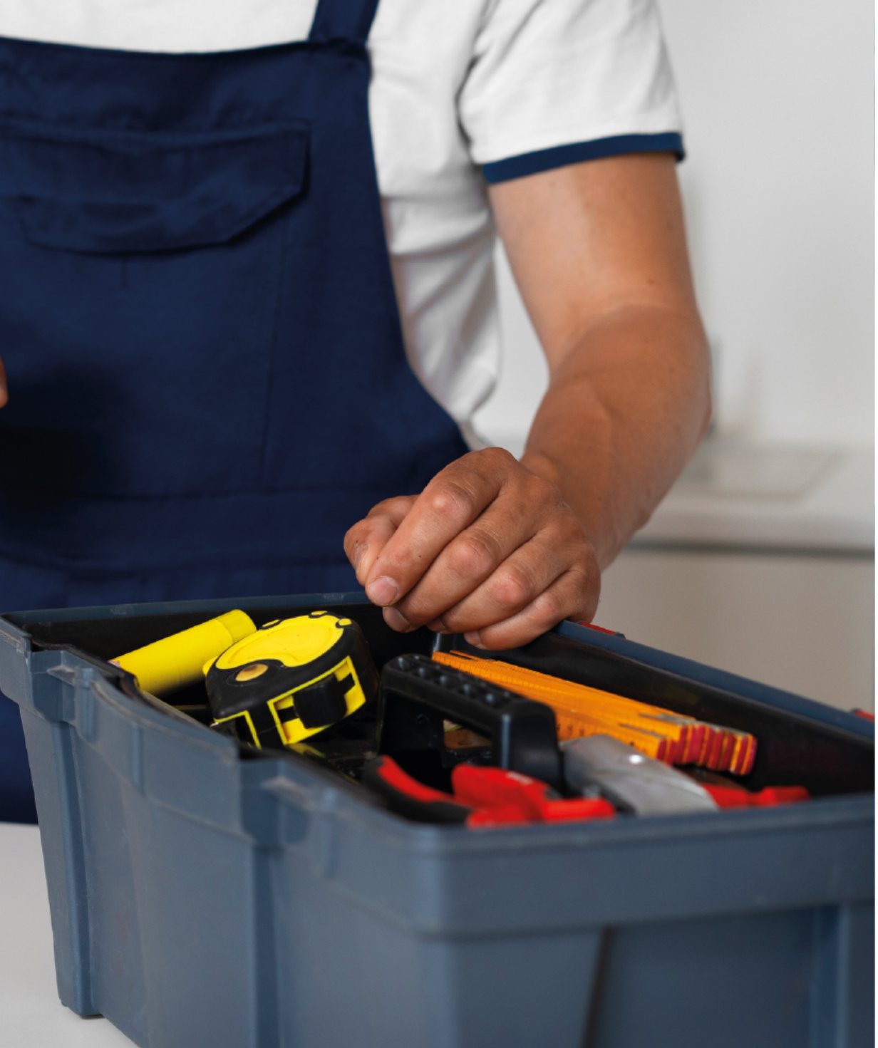 Técnico da Mister Tools com caixa de ferramentas numa cozinha